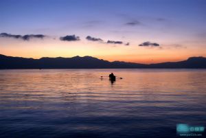 夜幕里的洱海是宁静的心灵港湾