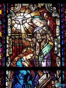 米兰大教堂玫瑰窗圣母像