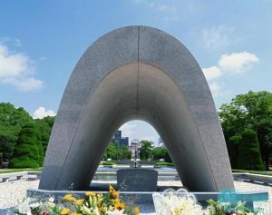 广岛和平纪念公园 慰灵碑